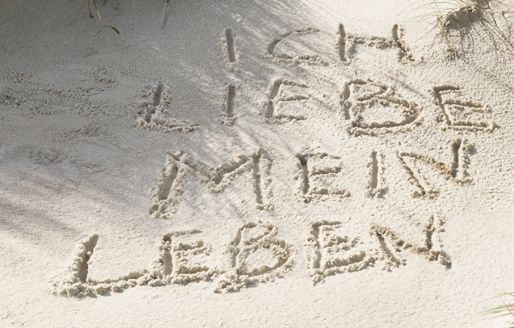ATD_DAK_Teaser_1 Ich liebe mein Leben in den Sand geschrieben