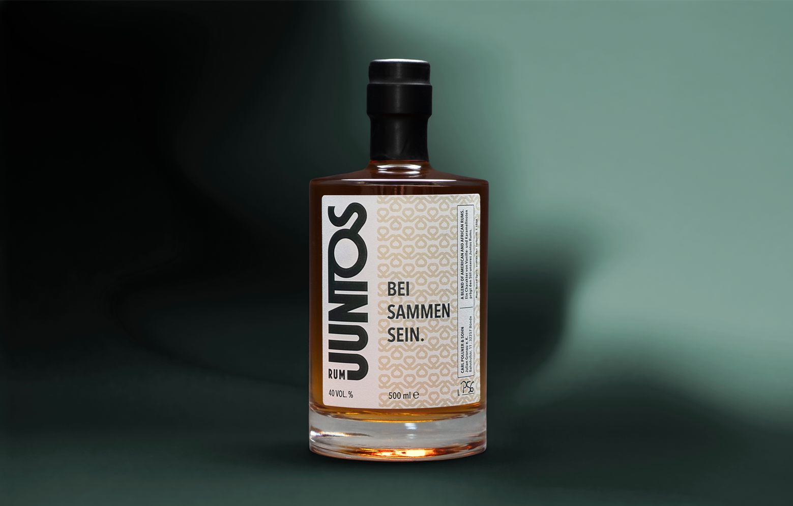JUNTOS Rum Produktfoto. Eine Flasche frontal fotografiert in einem dunkelgrünen Setting.