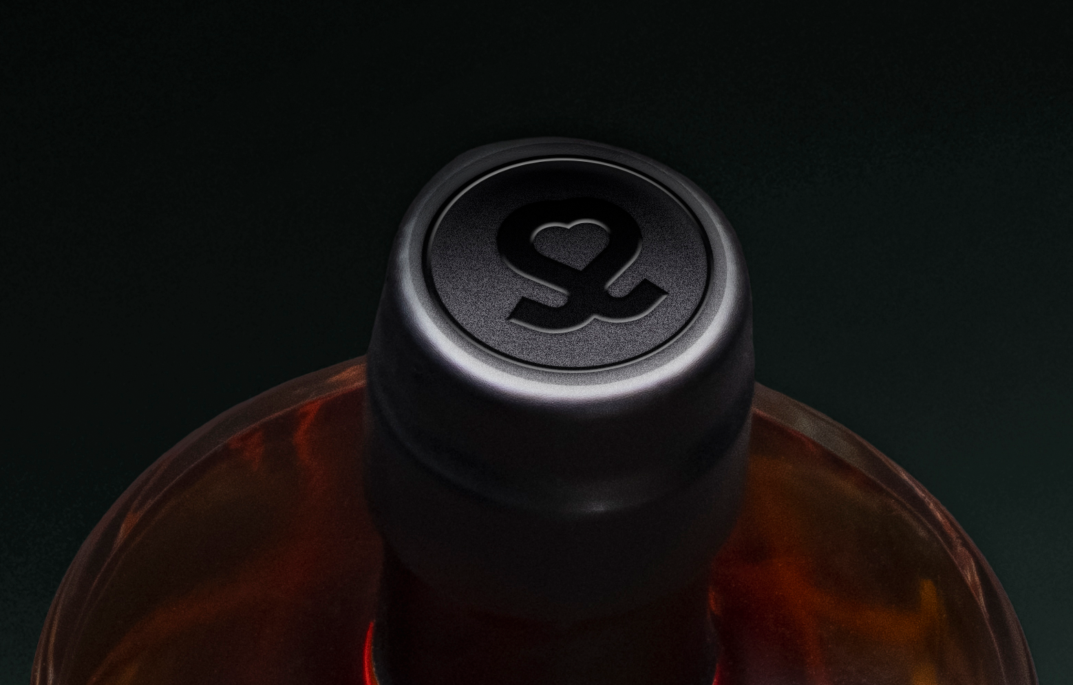 JUNTOS Rum Produktfoto. Ein Close-up von der Flasche, von oben fotografiert in einem dunkelgrünen Setting.